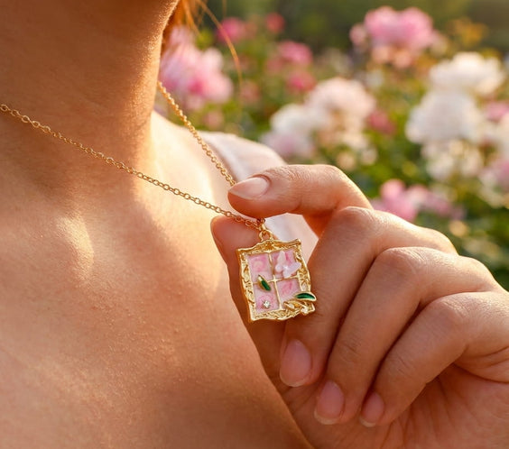 pendentif fleur doré détail papillon