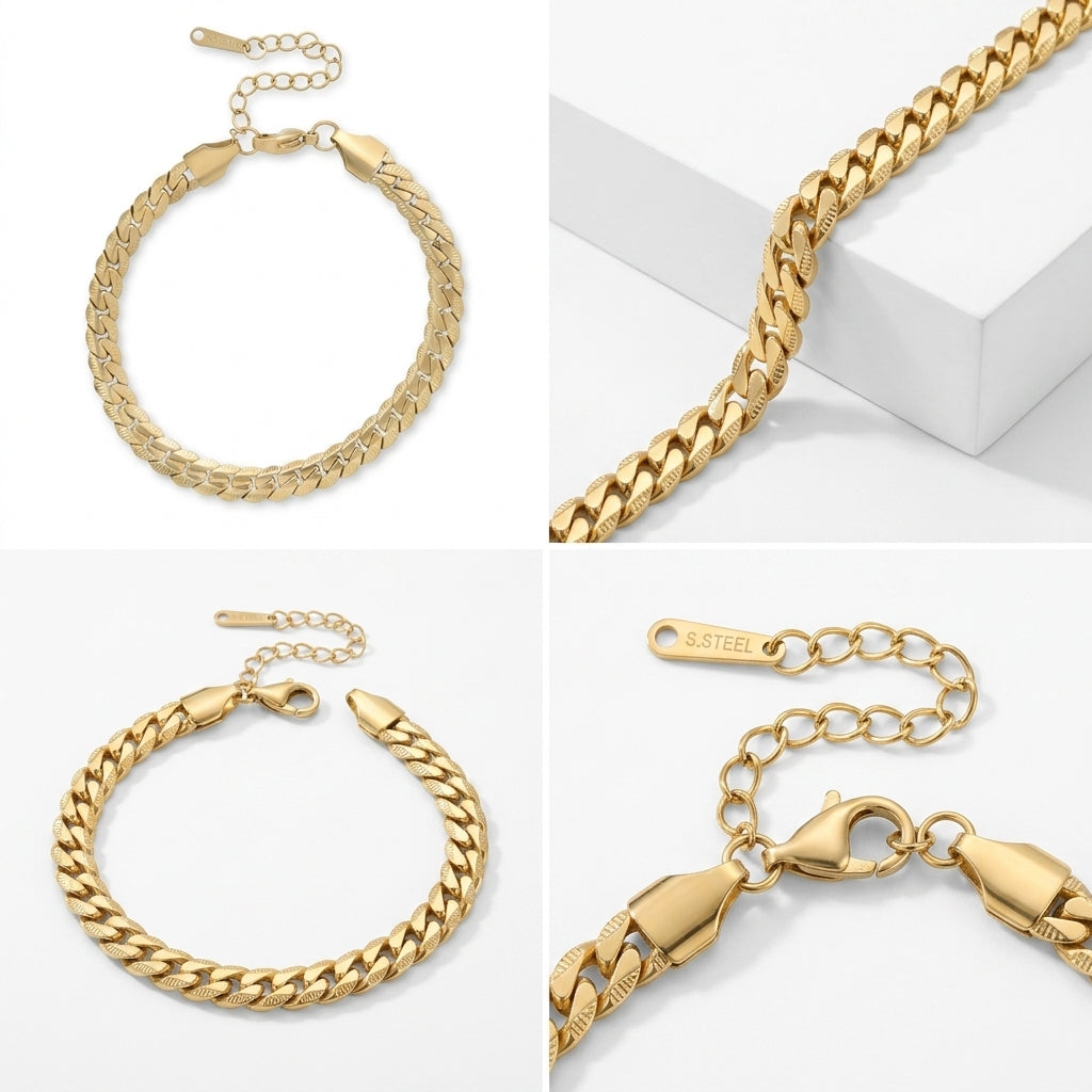 Bracelet maille serpentine doré posé sur un plateau en bois rustique à côté d'une fleur blanche et de livres, illustrant un style minimaliste et élégant.