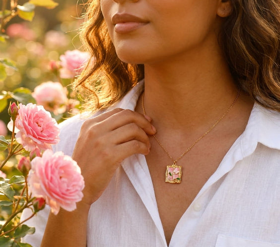 collier émail rose bijou femme élégant