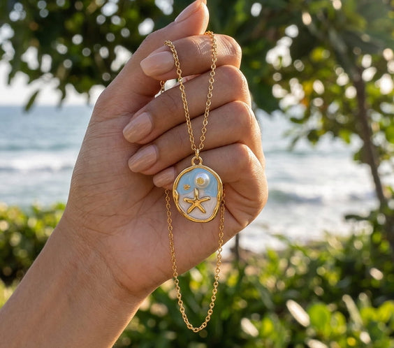 Pendentif vintage étoile de mer présenté dans une coupelle décorative sur un tissu de lin.