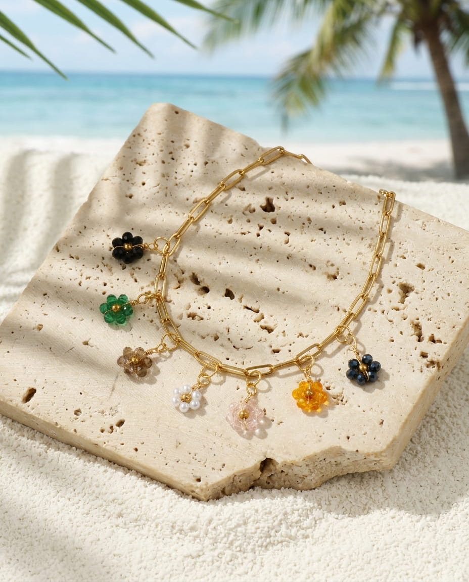 Collier pastoral fleurs et quartz présenté dans une ambiance lumineuse et naturelle.