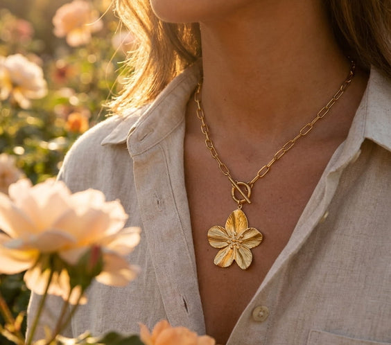 collier fleur doré porté chaîne trombone bijou tendance femme