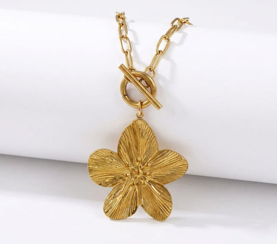 pendentif fleur doré détail texture bijou femme élégant