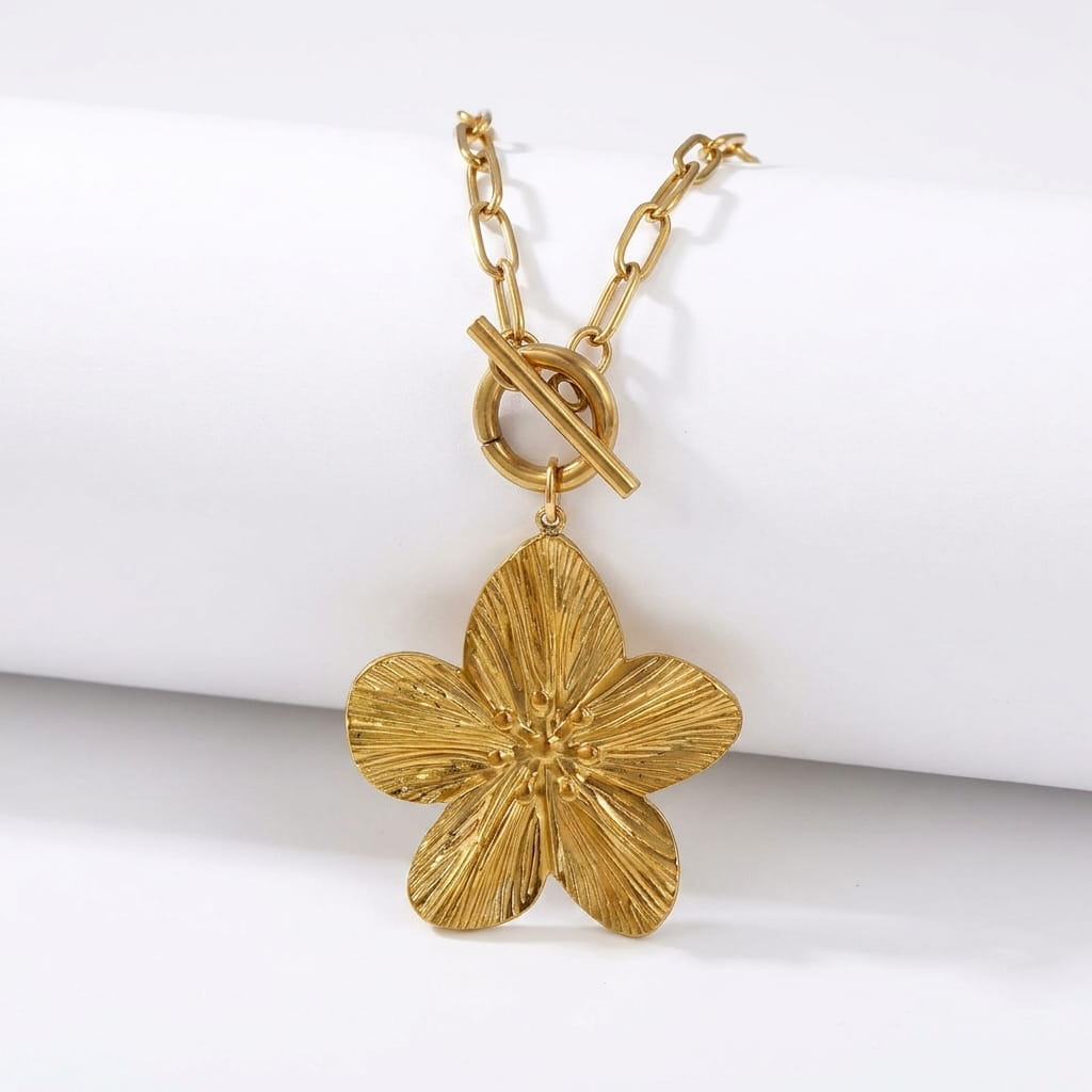 pendentif fleur doré détail texture bijou femme élégant