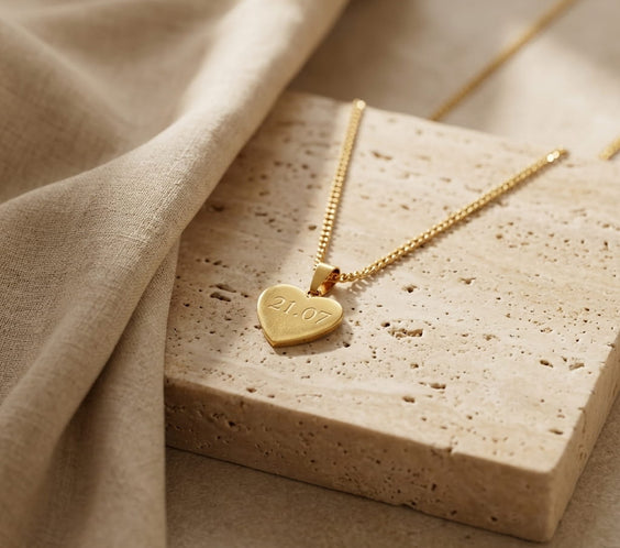 Collier personnalisé en acier inoxydable doré avec pendentif cœur estampé à la main