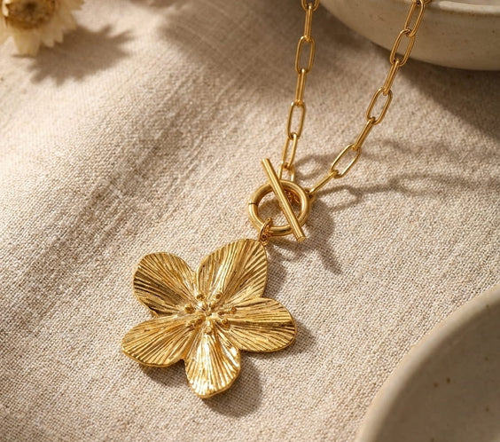 collier fleur doré pendentif texturé chaîne trombone femme