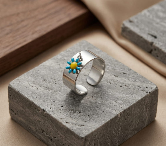 Bague ouverte personnalisable en acier inoxydable avec breloque fleur bleue et jaune – vue produit détail