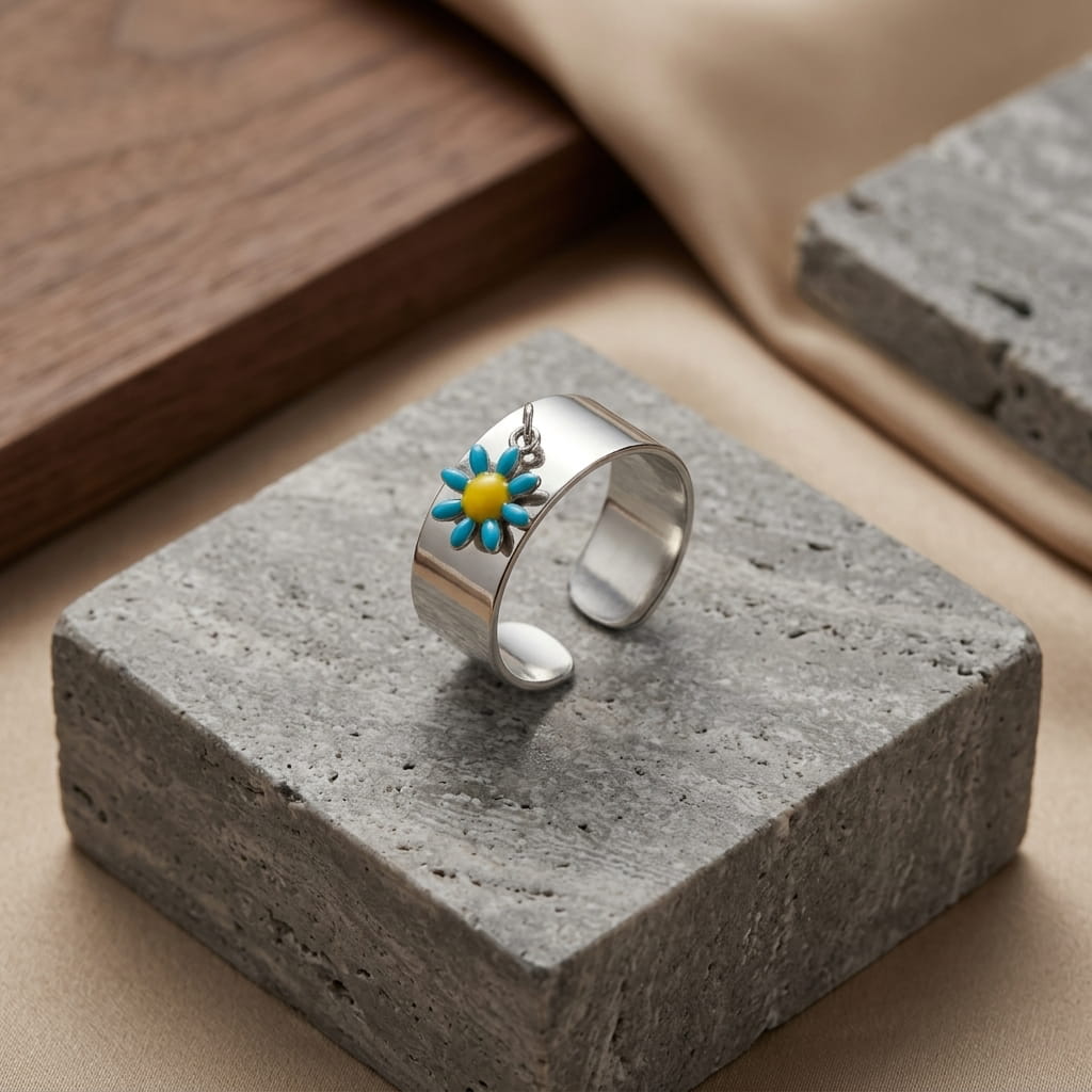 Bague ouverte personnalisable en acier inoxydable avec breloque fleur bleue et jaune – vue produit détail
