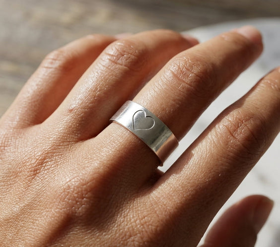 Bague ajustable en acier inoxydable argent avec cœur estampé à la main – bijou minimaliste femme
