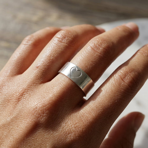 Bague ajustable en acier inoxydable argent avec cœur estampé à la main – bijou minimaliste femme