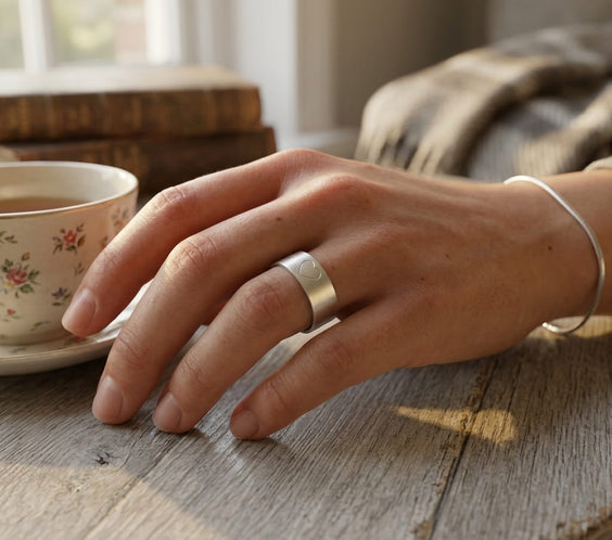 Bague large personnalisée en acier inoxydable avec cœur gravé à la main – bijou artisanal femme